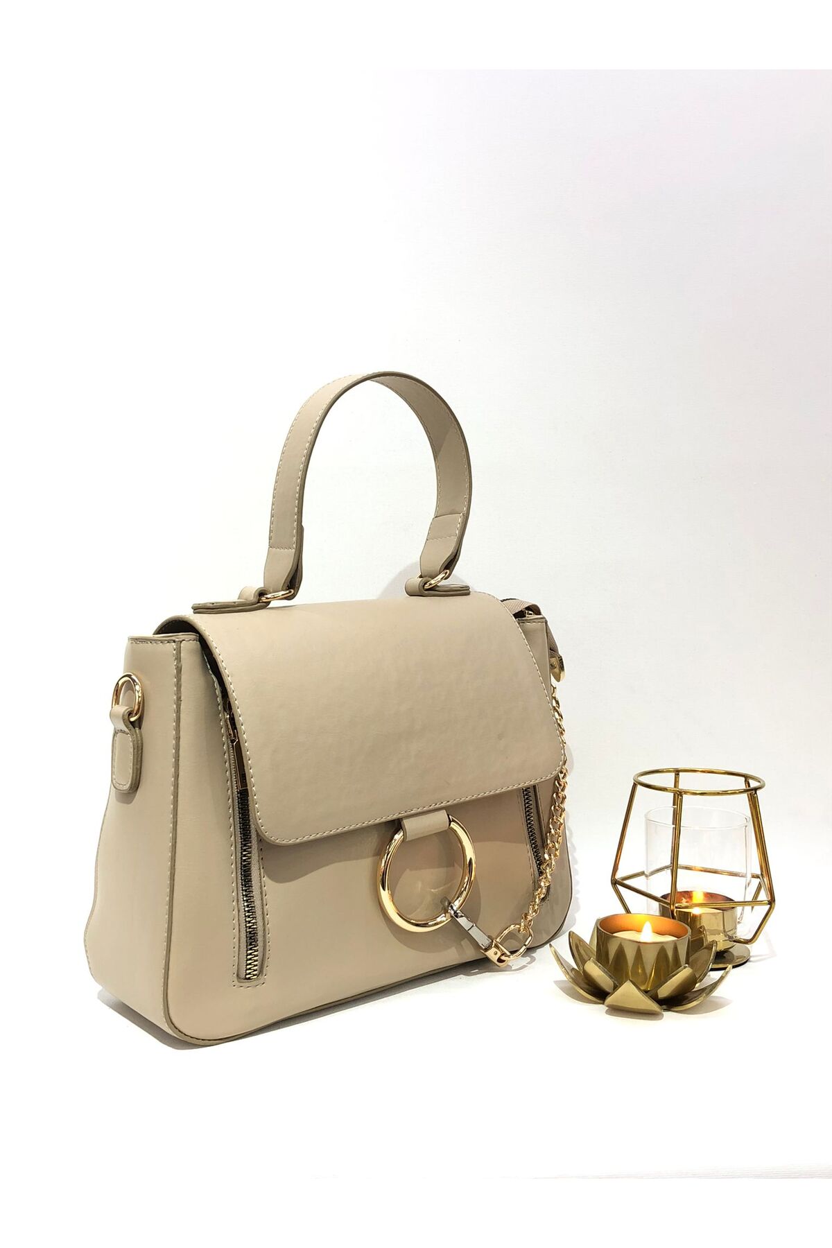 Women's Handbag with Nude Color Chain Accessory and Shoulder Strap