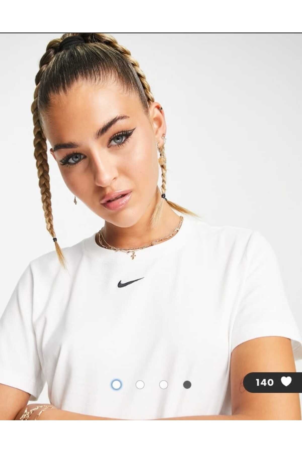 Nike t shirt mini swoosh top