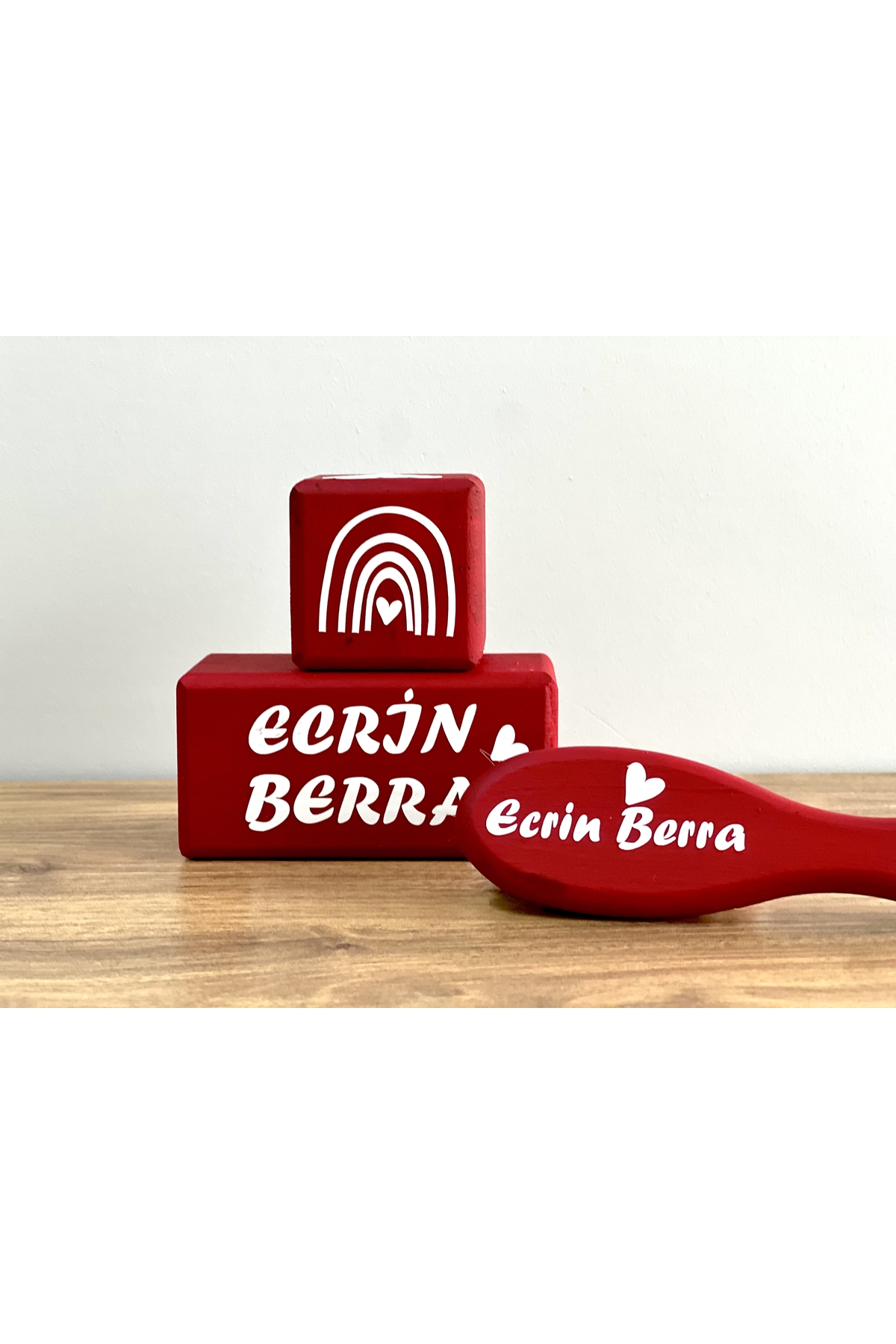 İsim küpü ,sembol küp ve bebek saç fırçası renkli 3lü set