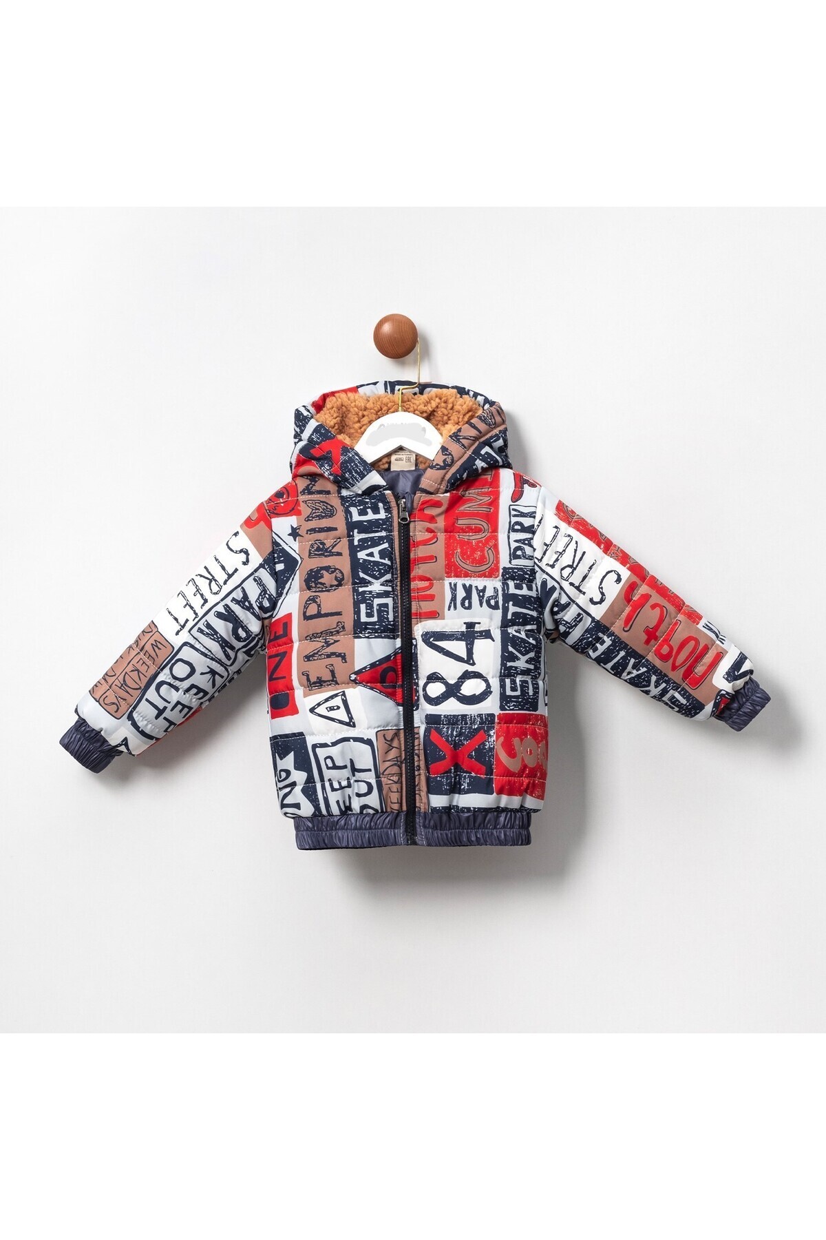  کاپشن کلاه‌دار پسرانه با آستر خز و متن چاپی