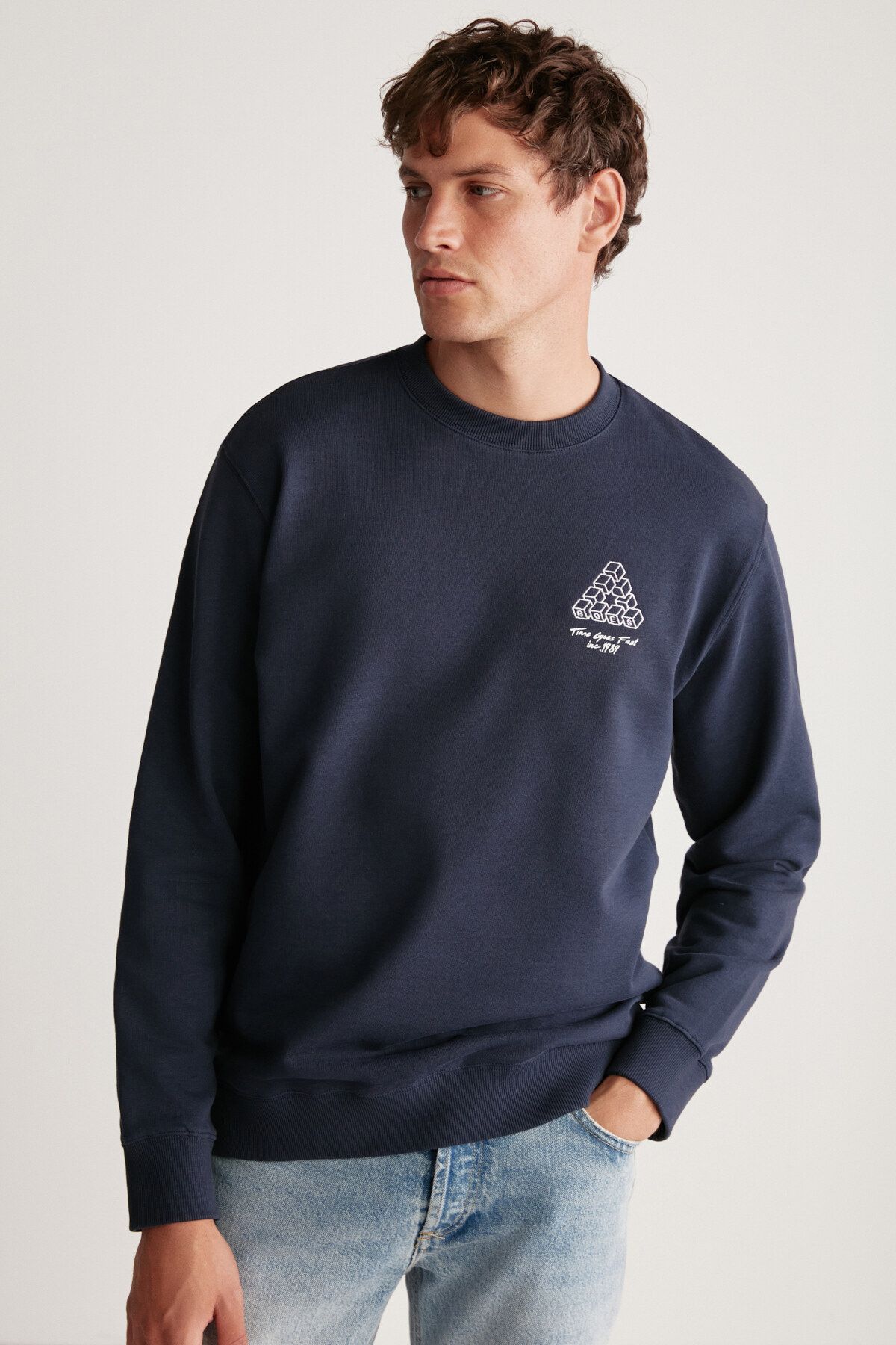Round collar sweatshirt outlet