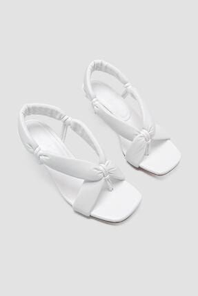 Kadın Beyaz Kare Burun Parmak Arası Detaylı Metal Topuk Ayakkabı 21RD1220