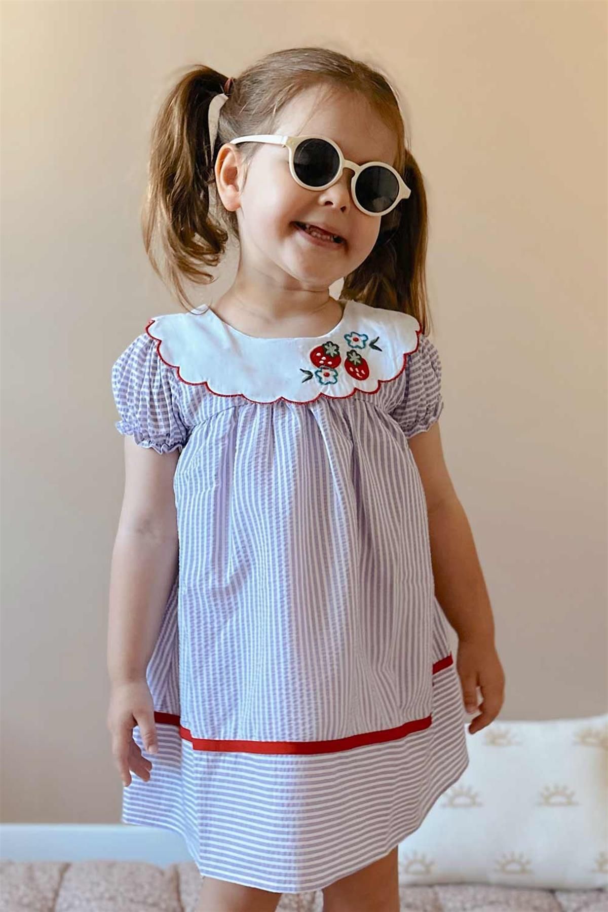 Le Mabelle Fliederfarbenes, mit Erdbeeren besticktes Mädchenkleid – Fiona -  Trendyol
