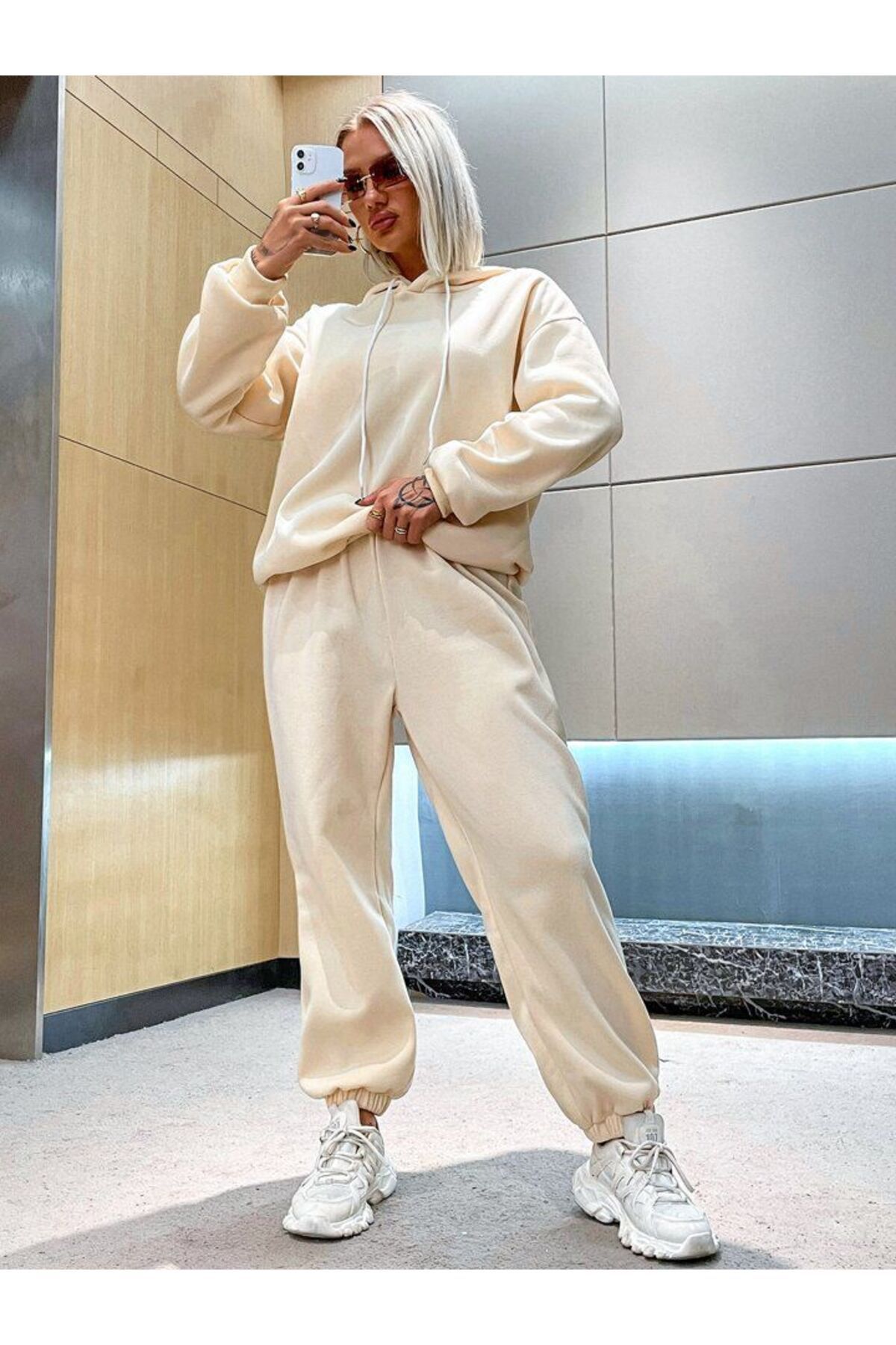 Hoodie with wide 2025 strings