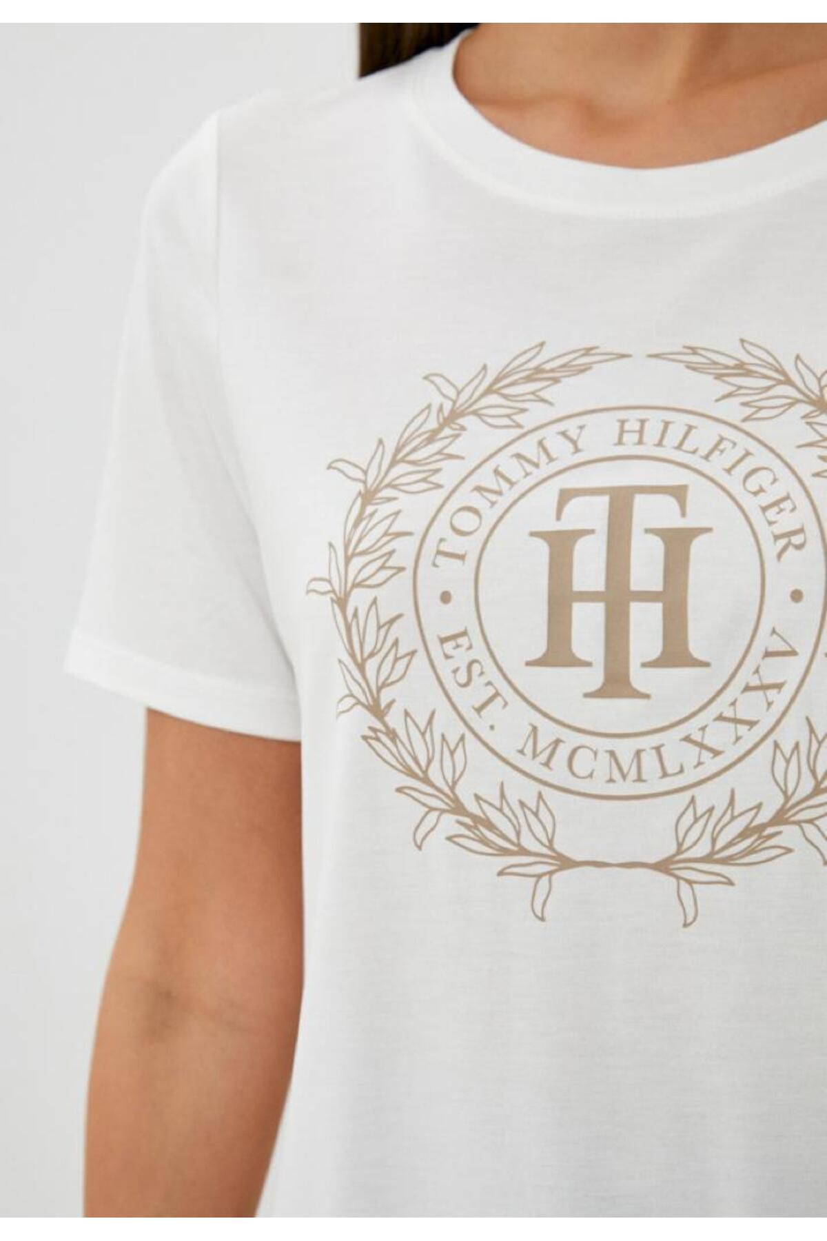 Tommy Hilfiger تی شرت یقه باز با لوگوی پنبه ای ارگانیک