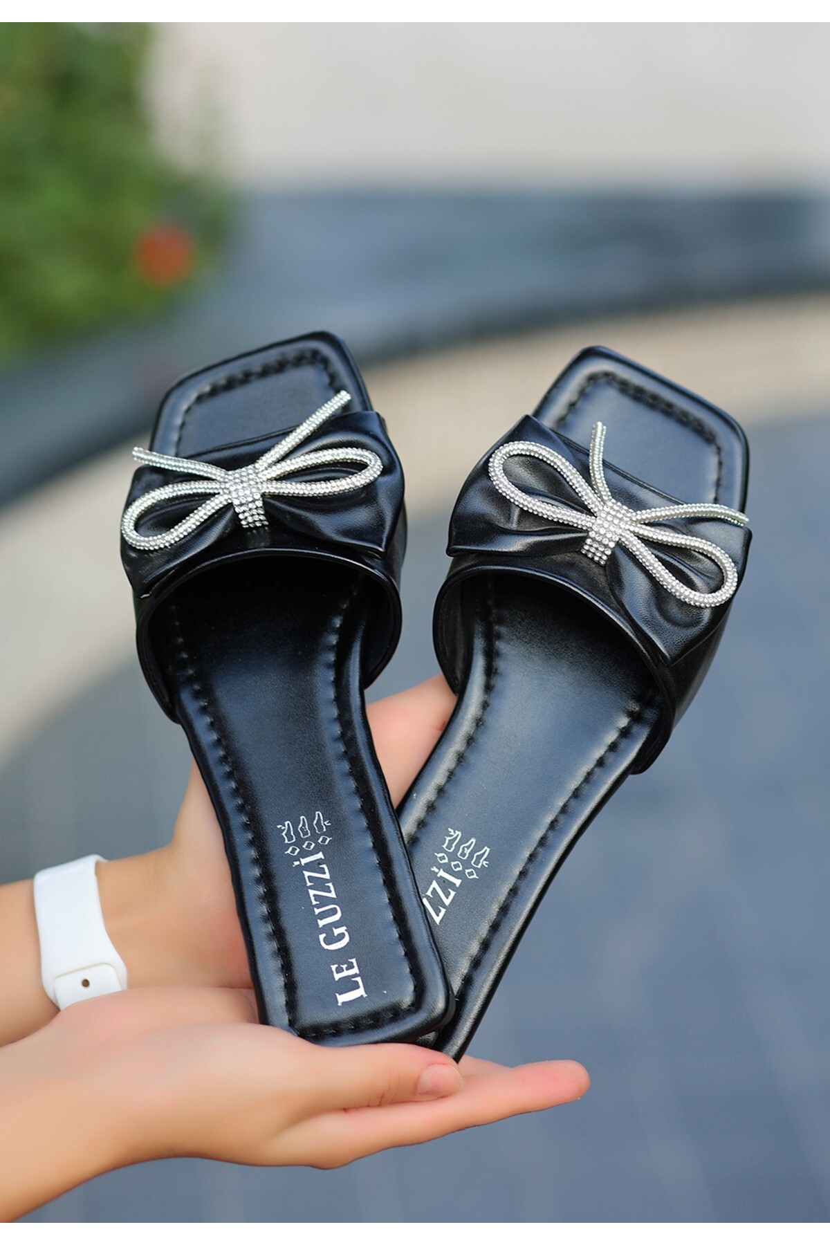 Ciar Siyah Cilt Fiyonklu Terlik