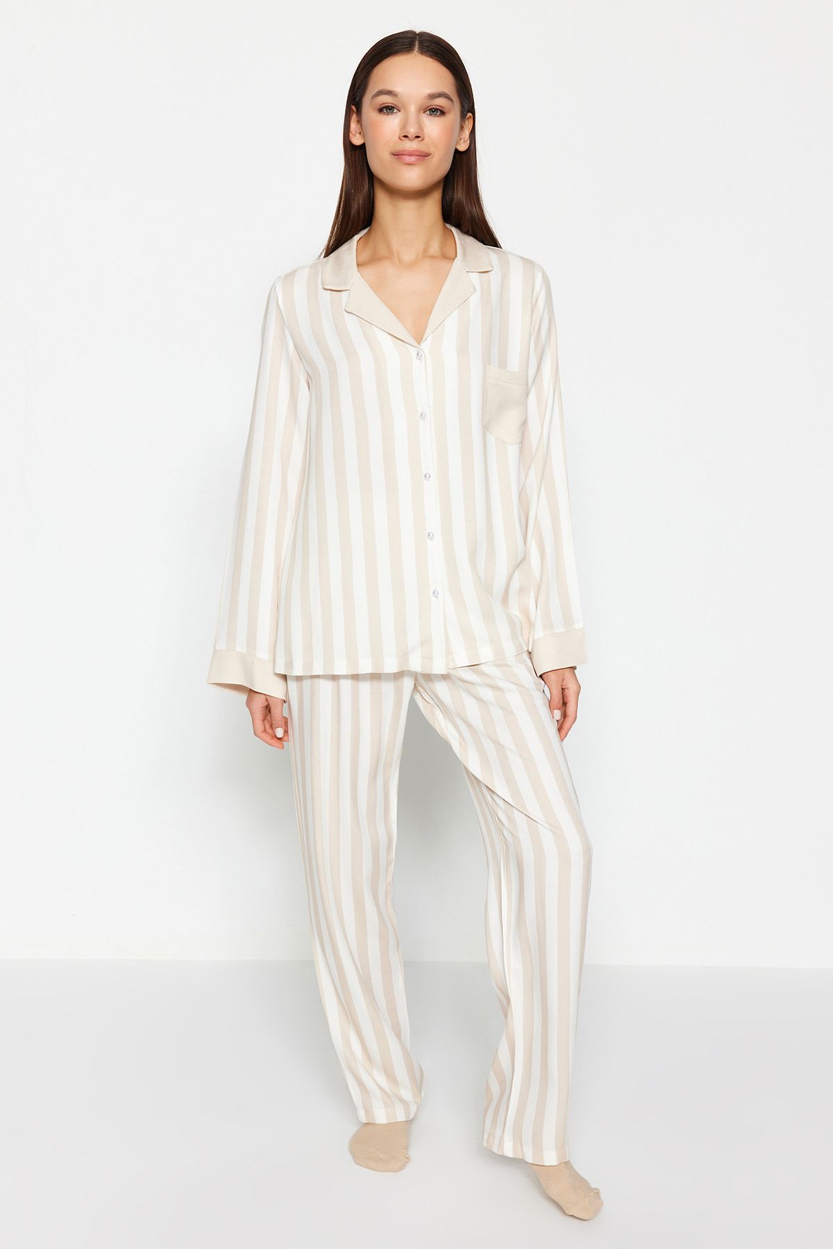 von Trendyol mit Webstoff Hemd Premium-Pyjama-Set - Hose Collection und aus Beigefarbenes Trendyol gestreiftem Belmando THMAW24PT00295