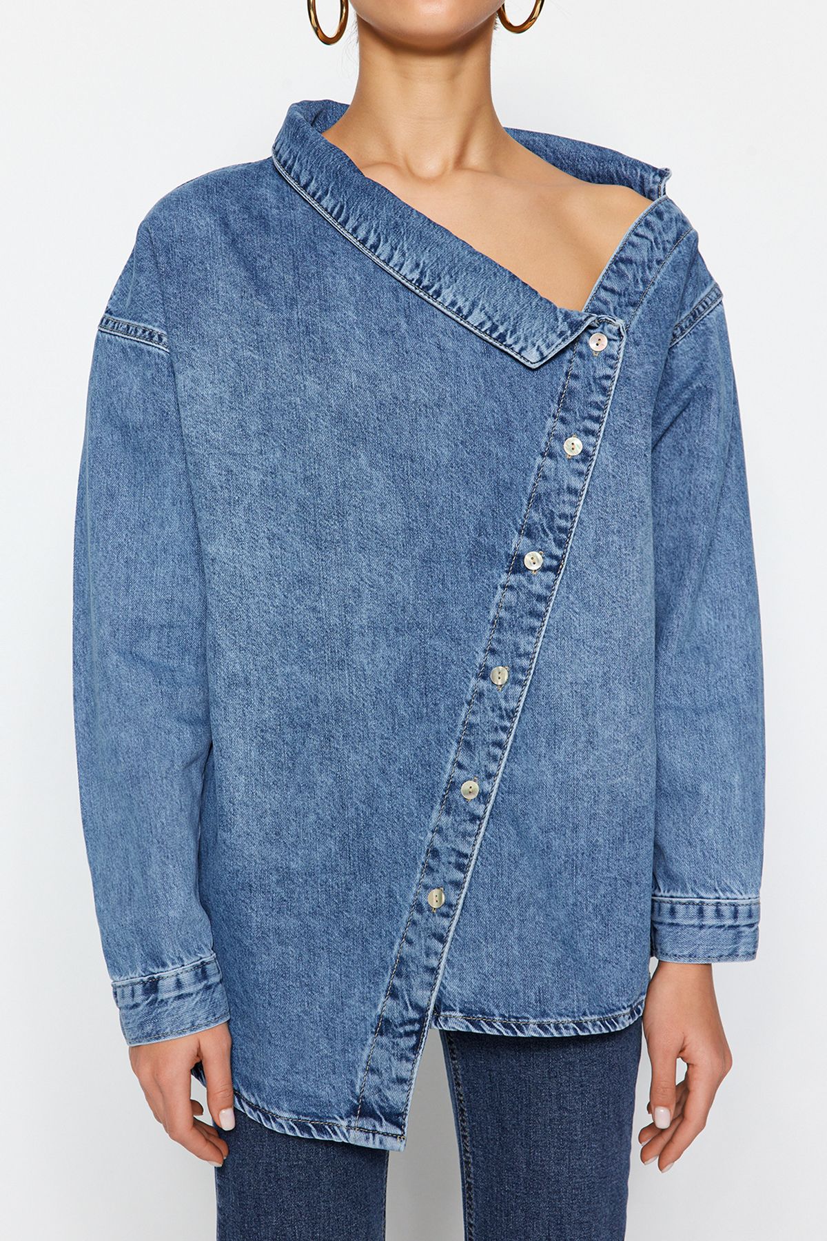 Trendyol Collection-Blaues Oversize-Jeanshemd mit asymmetrischem Kragen TWOSS24GO00034 5