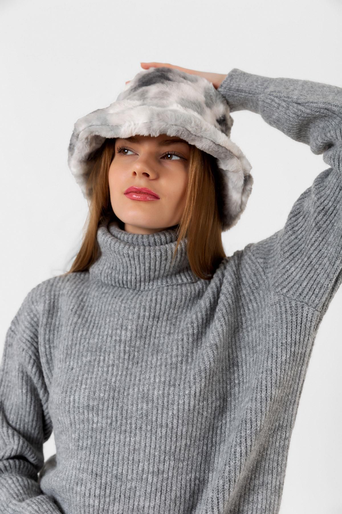 Axesoire-14513 Model - Gray Bucket Hat with Plush Tie Dye 4