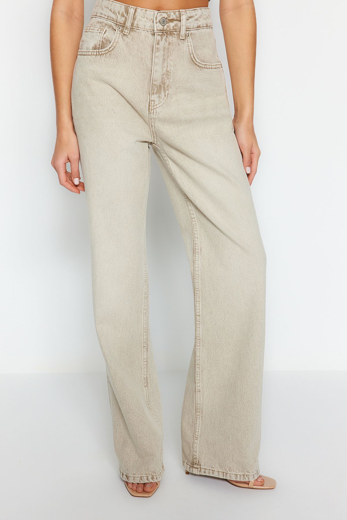 Trendyol Collection Beige Vintage-Jeans mit normaler Taille und weitem Bein und verblasstem Effekt TWOSS24JE00011
