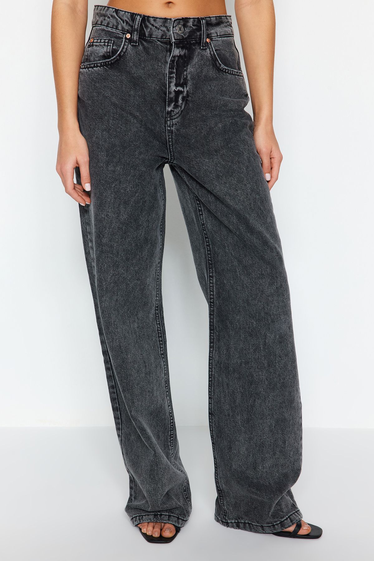 Trendyol Collection-Anthrazitfarbene High-Waist-Jeans mit weitem Bein TWOSS24JE00050 4
