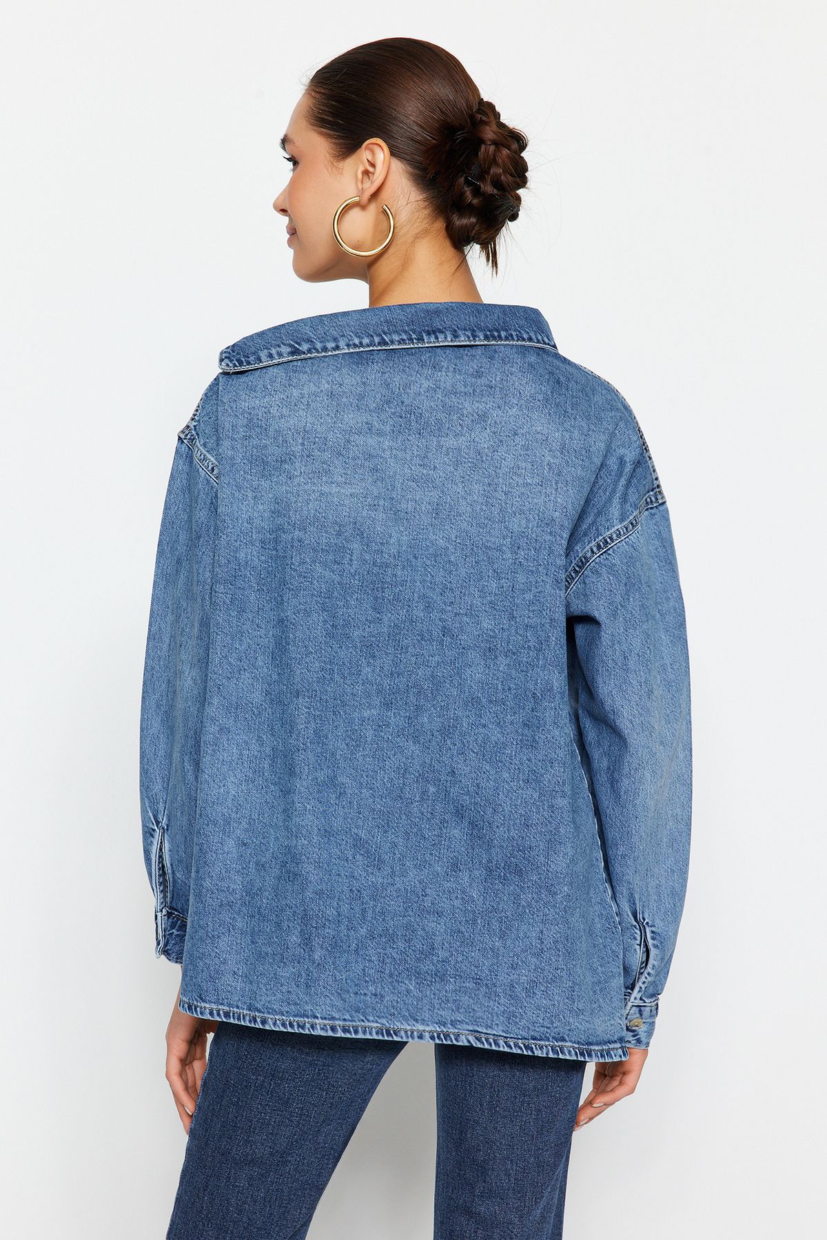 Trendyol Collection-Blaues Oversize-Jeanshemd mit asymmetrischem Kragen TWOSS24GO00034 3
