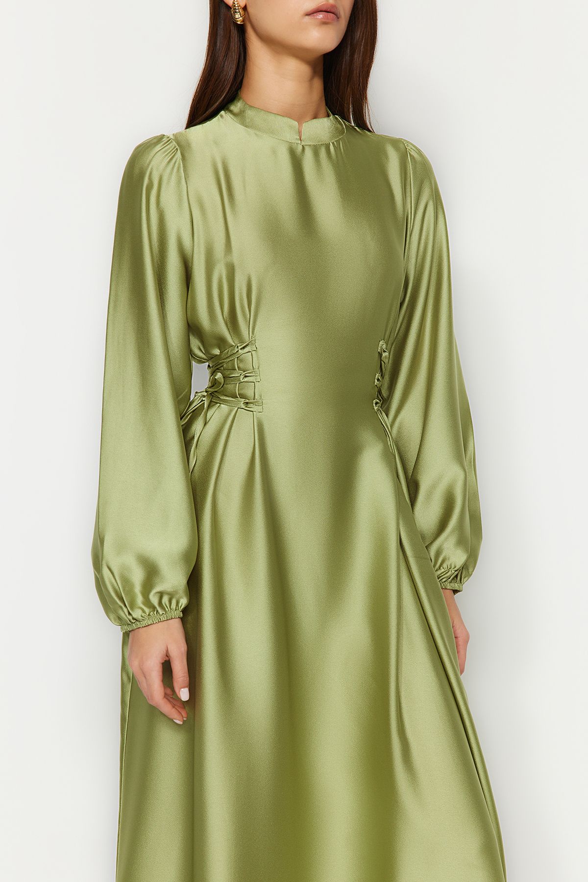 Trendyol Modest-Ölgrünes Beli Britli Satin-Abendkleid TCTSS23DB00037 5