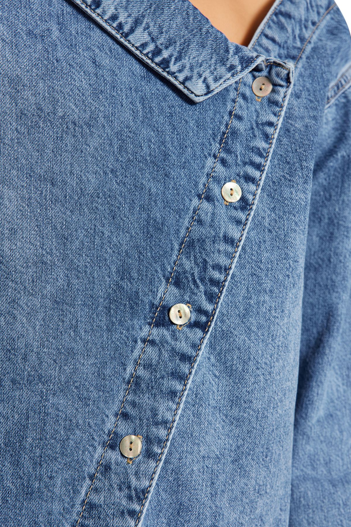 Trendyol Collection-Blaues Oversize-Jeanshemd mit asymmetrischem Kragen TWOSS24GO00034 2