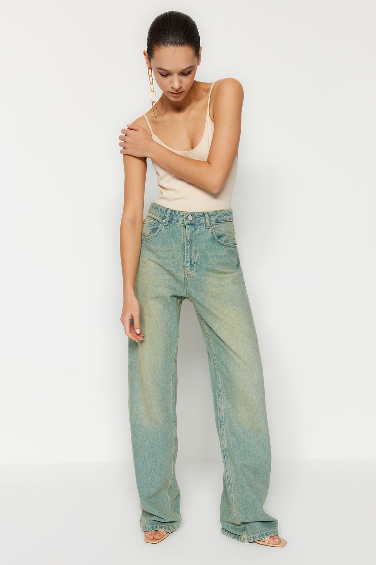 Trendyol Collection-Jeans mit hoher Taille und weitem Bein in blassblauem Vintage-Effekt TWOSS23JE00166 7