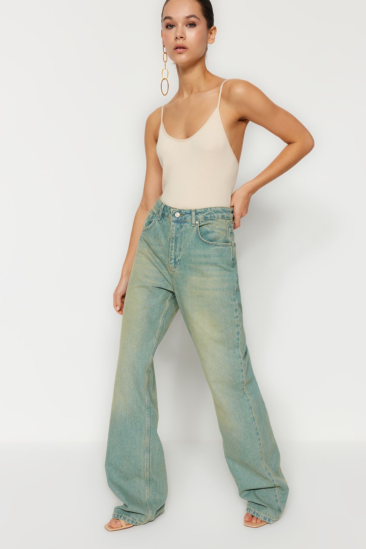 Trendyol Collection-Jeans mit hoher Taille und weitem Bein in blassblauem Vintage-Effekt TWOSS23JE00166 9