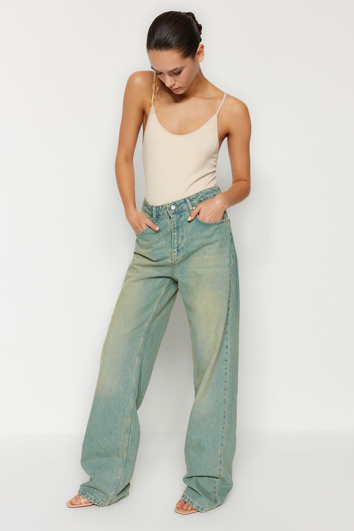 Trendyol Collection-Jeans mit hoher Taille und weitem Bein in blassblauem Vintage-Effekt TWOSS23JE00166 8