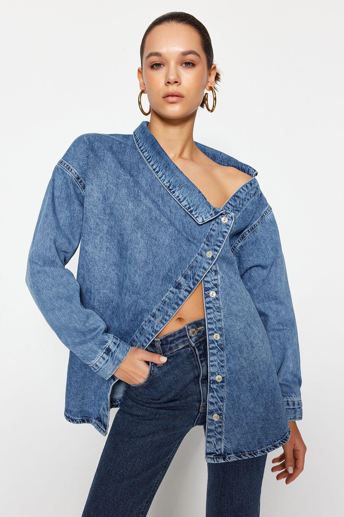 Trendyol Collection-Blaues Oversize-Jeanshemd mit asymmetrischem Kragen TWOSS24GO00034 1