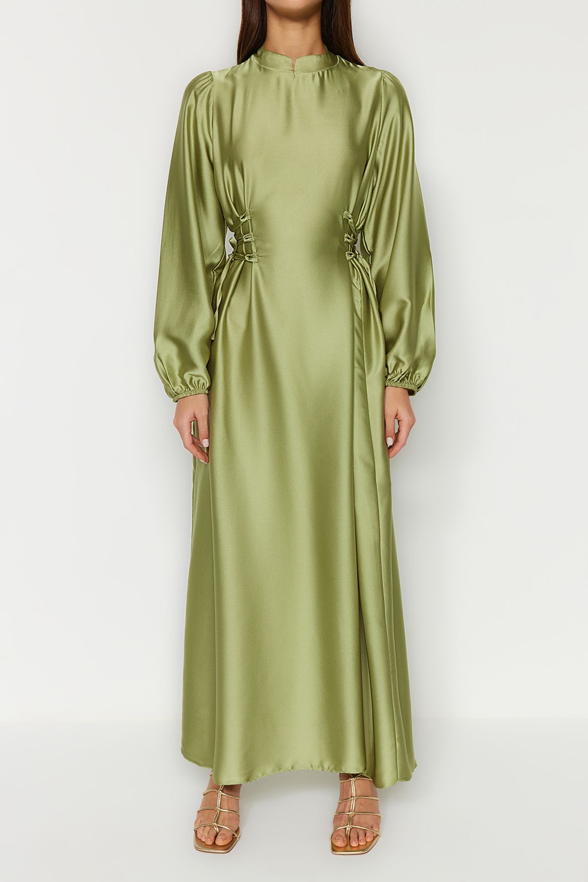 Trendyol Modest-Ölgrünes Beli Britli Satin-Abendkleid TCTSS23DB00037 4