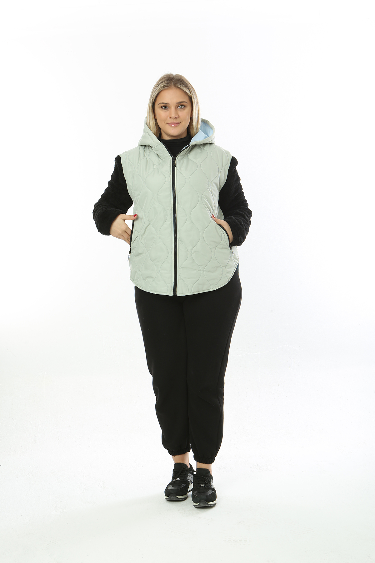 XL Modam KADIN BÜYÜK BEDEN KAPİTONE MİNT KOLLARİ SİYAH PELÜŞ KISA MONT