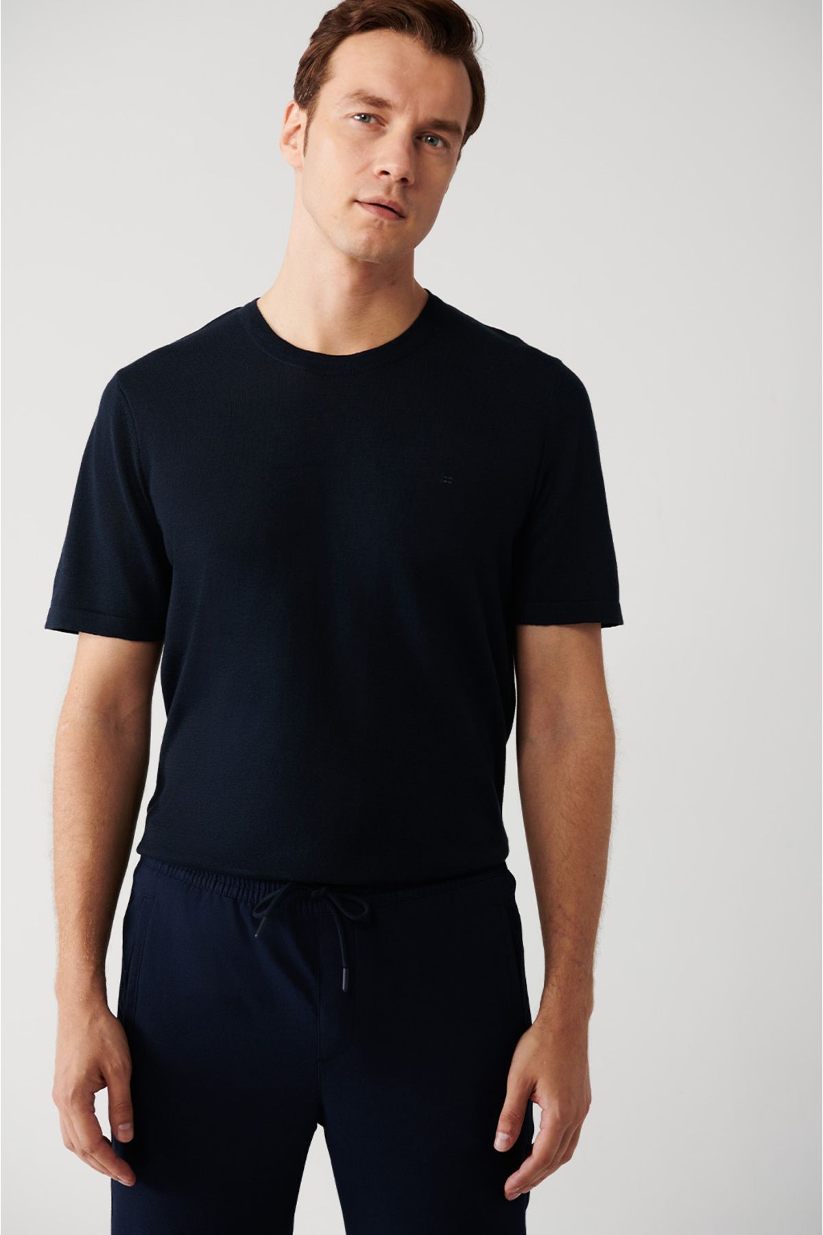 Avva تی شرت بافتنی نازک یقه آبی سرمه ای مردانه با تناسب استاندارد E005011