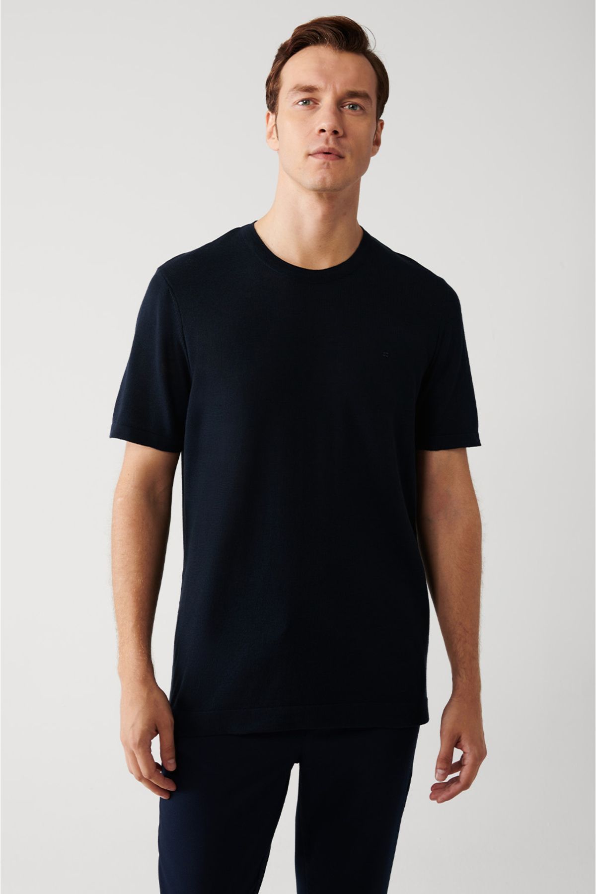 Avva تی شرت بافتنی نازک یقه آبی سرمه ای مردانه با تناسب استاندارد E005011