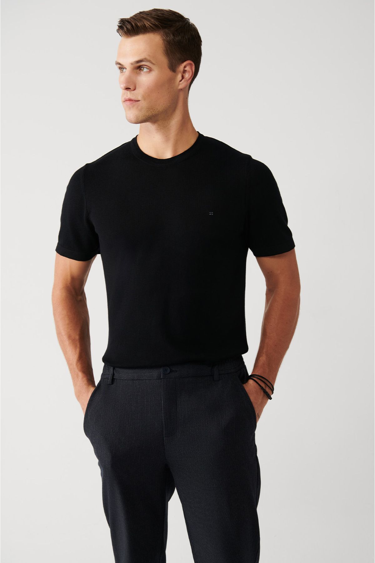 Avva تی شرت بافتنی نازک یقه مشکی مردانه با تناسب استاندارد برش معمولی E005011