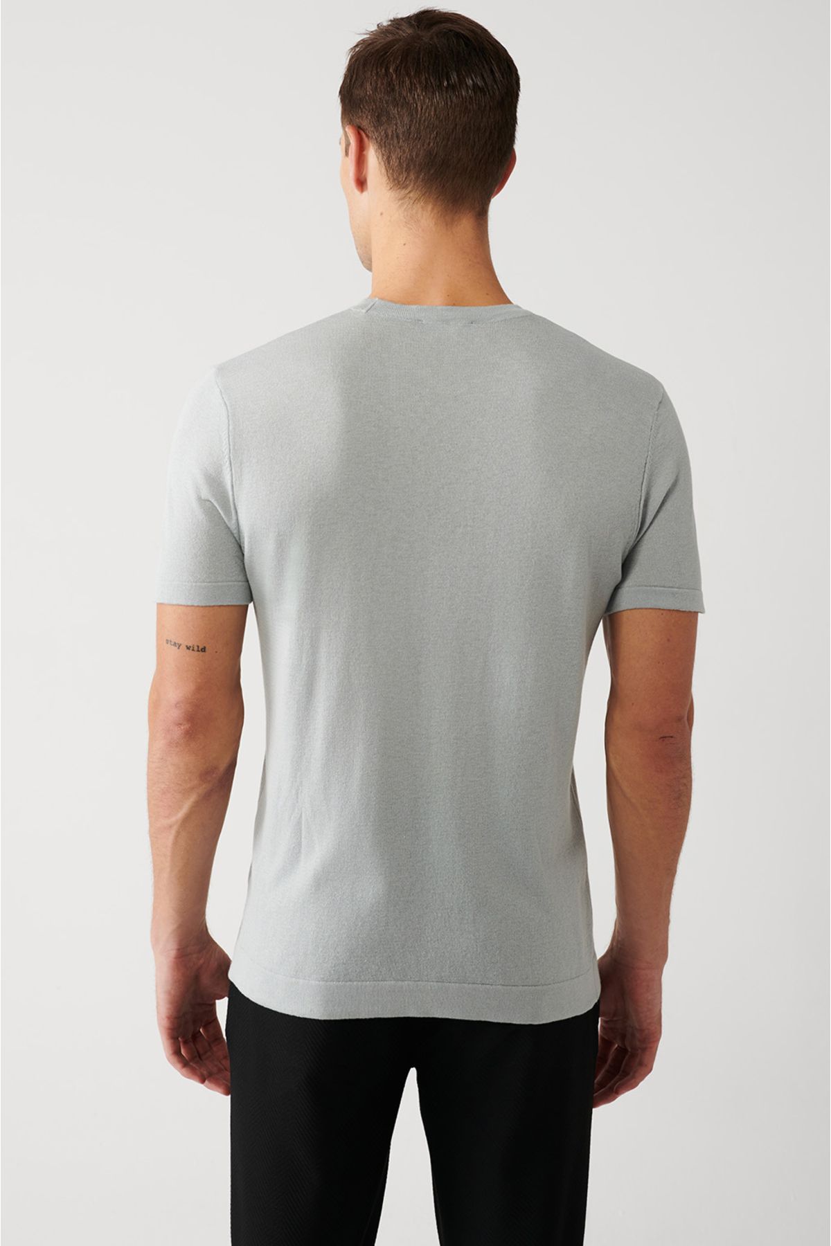 Avva تی شرت بافتنی نازک یقه خاکستری مردانه با تناسب استاندارد برش معمولی E005011