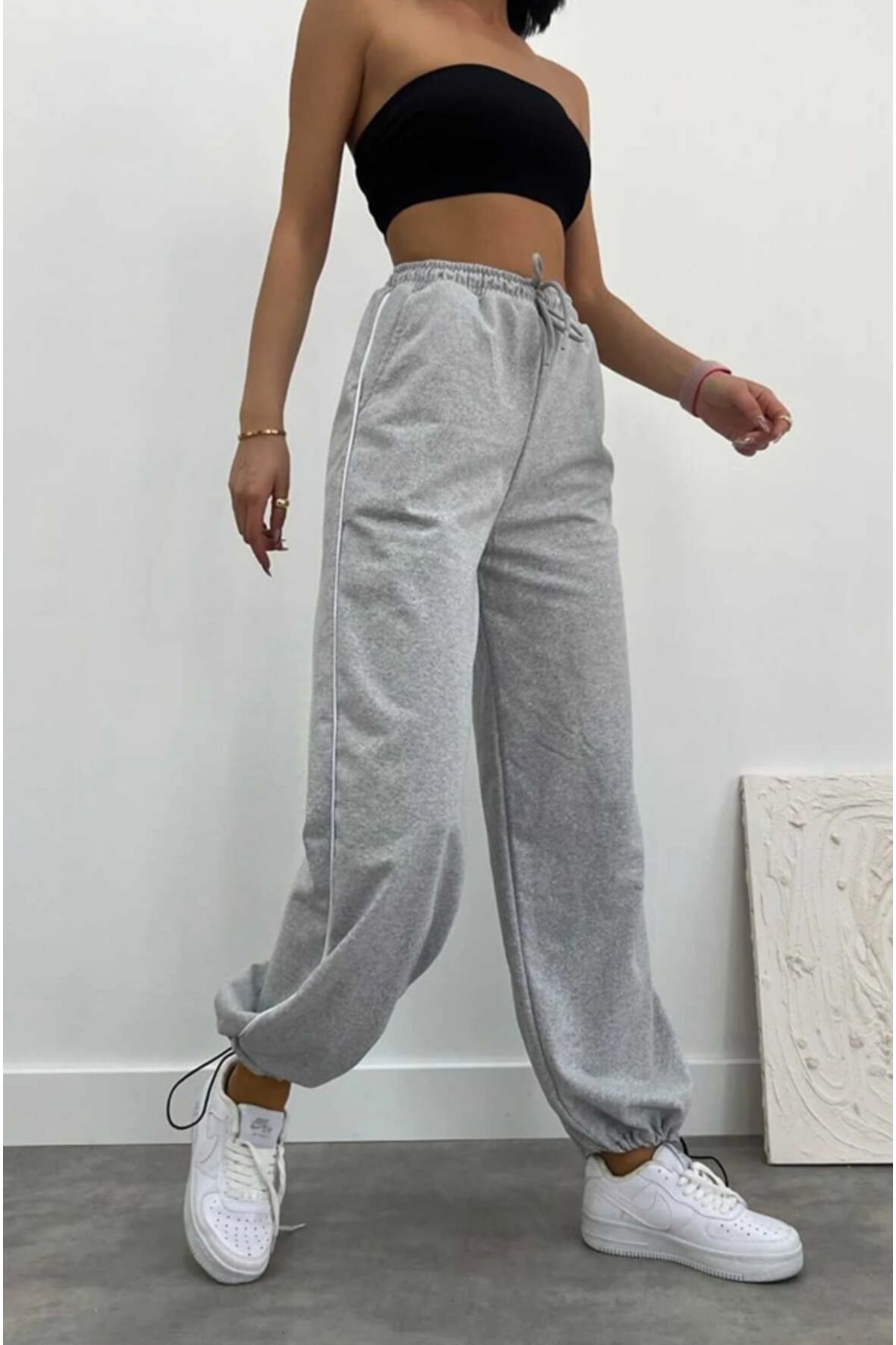 Baggy sweatpants and crop top 2025