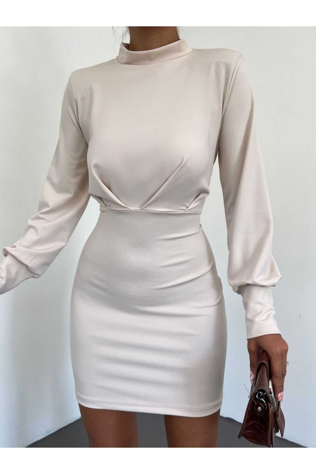 robe de femme miniature en tissu sable avec col montant et détails des poignets