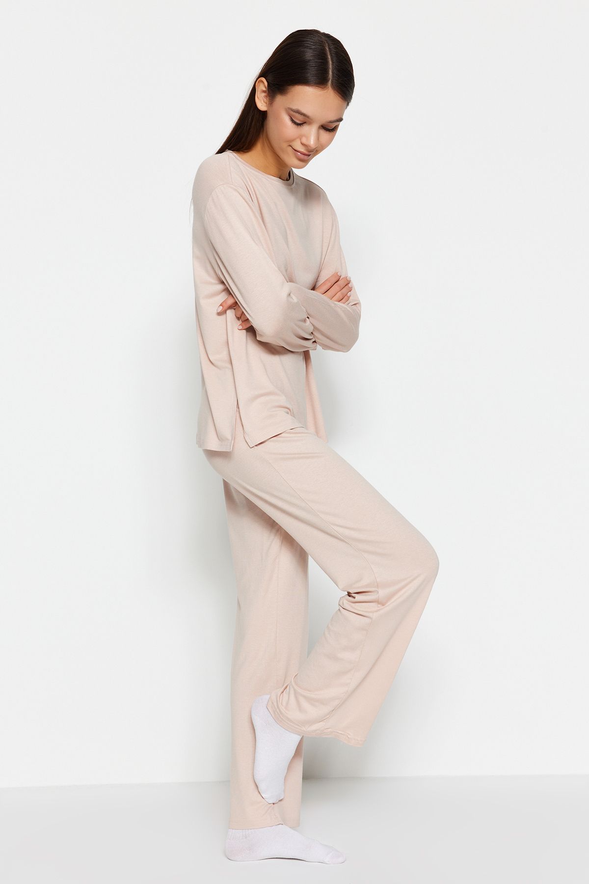 Trendyol Collection Gestricktes Pyjama-Set aus ecrufarbener Baumwolle mit  Schlitz und detaillierter T-Shirt-Hose THMAW24PT00117 - Trendyol