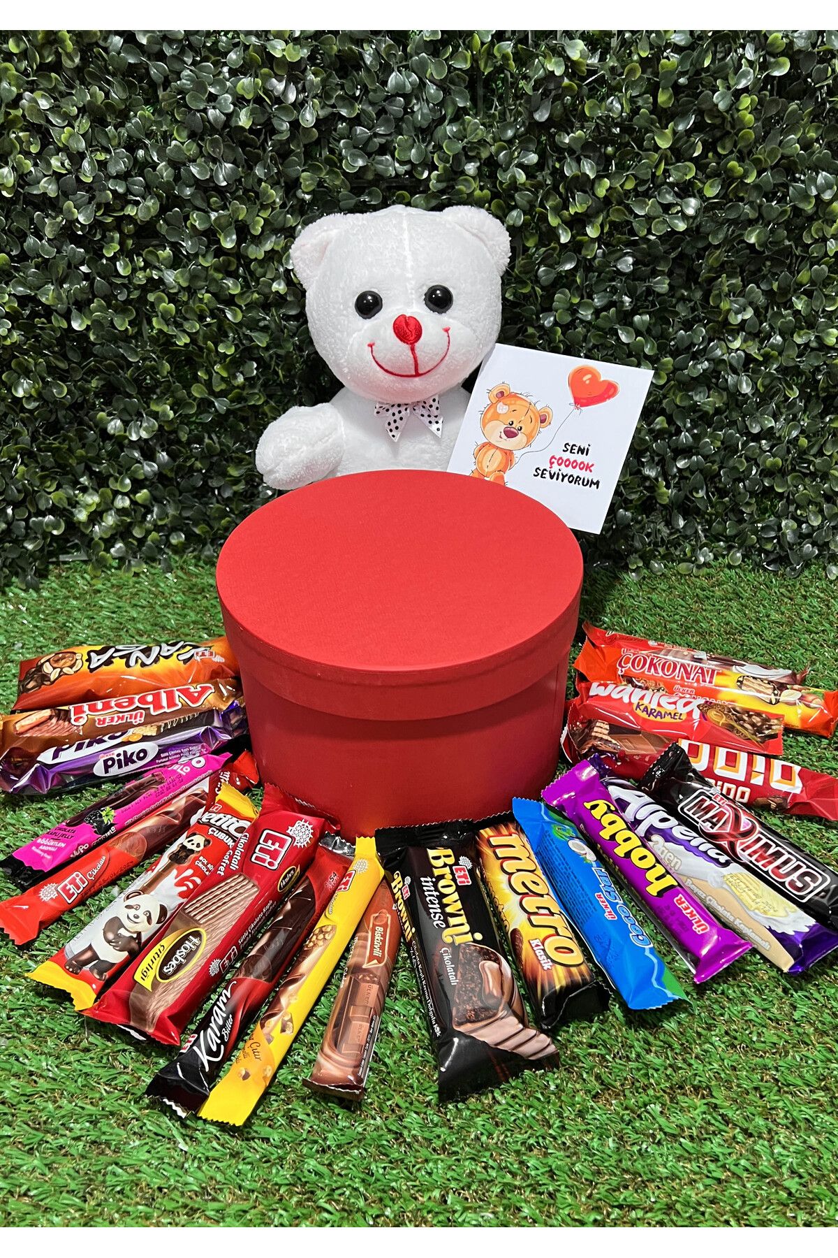 cadeau de saint valentin ourson blanc et boîte rouge remplie de chocolat
