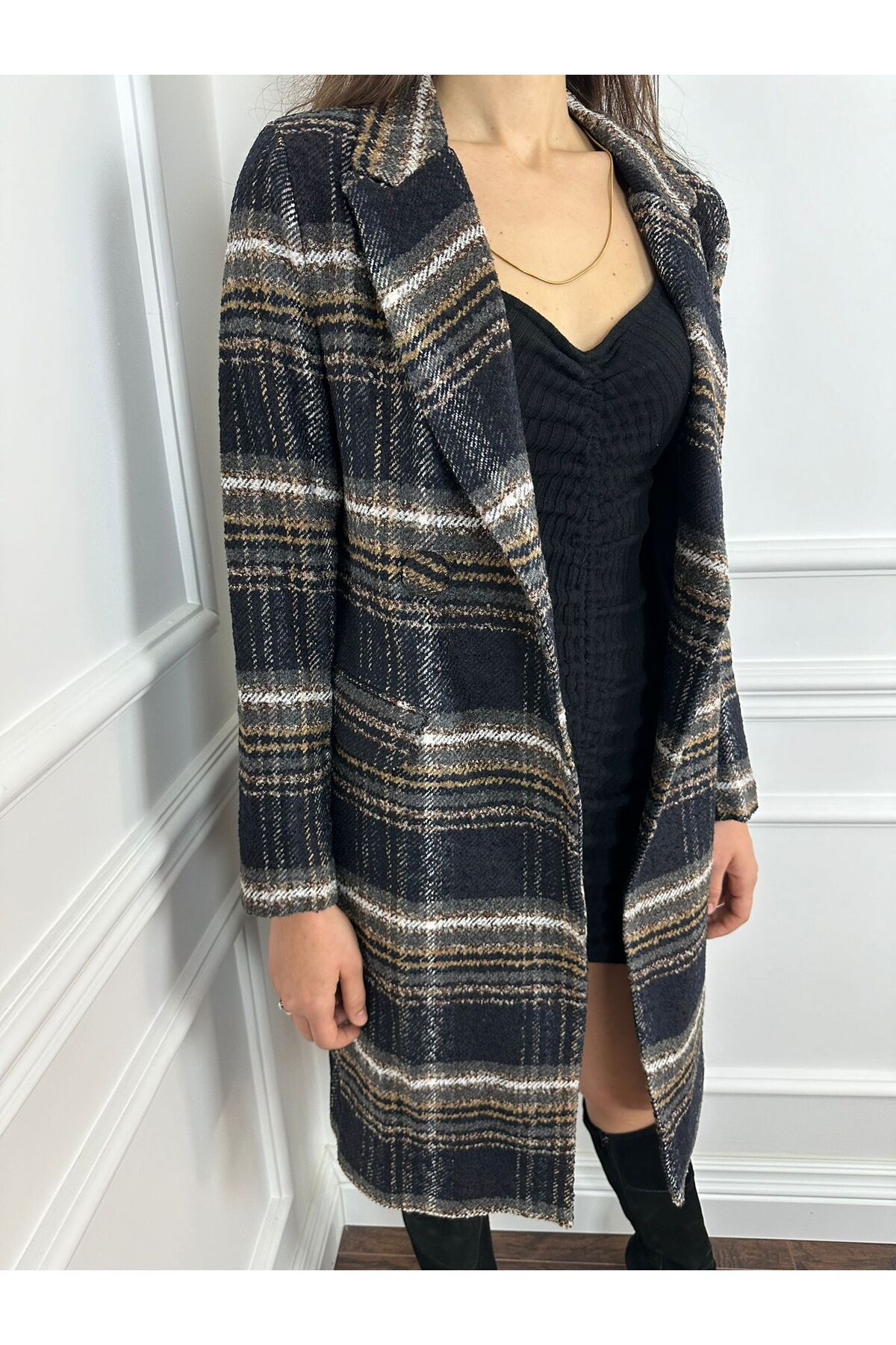 Beltane  Çizgili Uzun Kruvaze Yaka Siyah Palto - Görsel 2