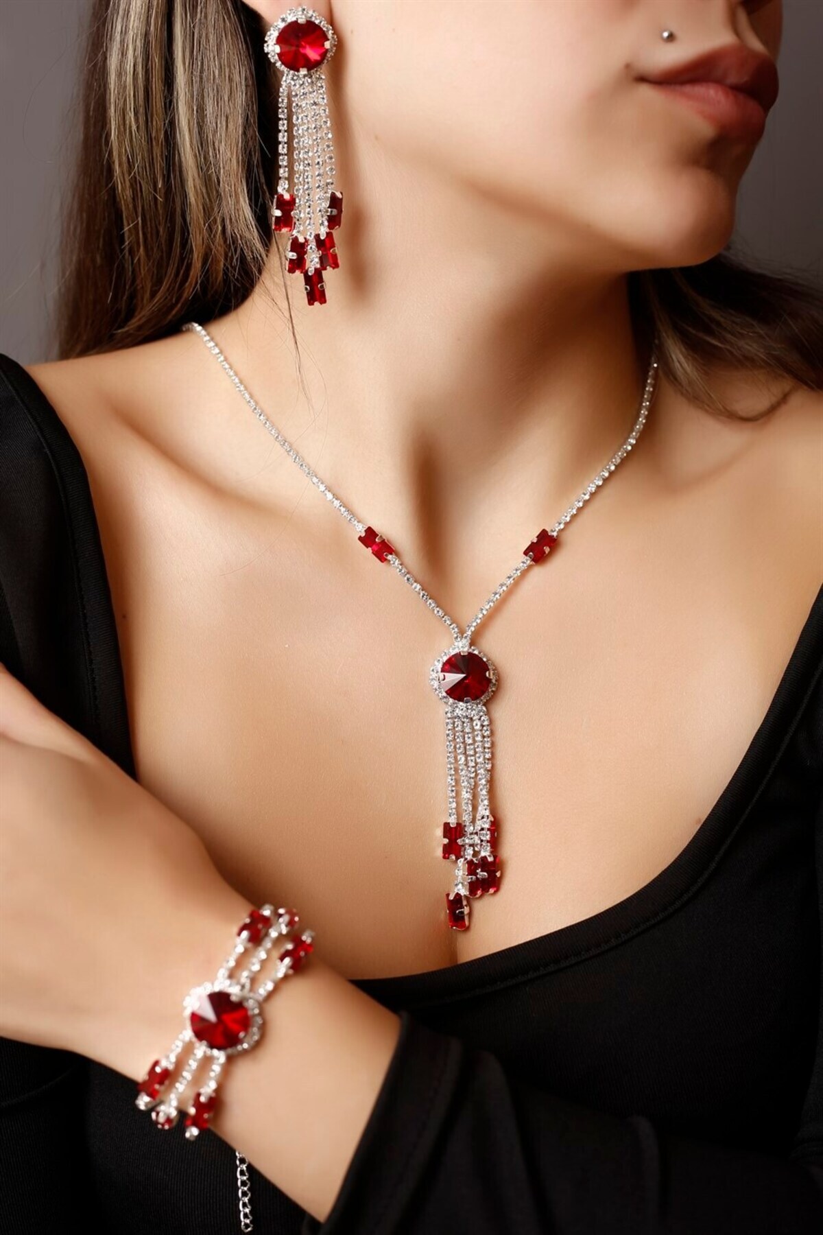 HUBANN Stylish Tasarım Kırmızı Taşlı Su Yolu 3' Lü Set Zirkon Taşlı Kolye, Küpe Ve Bileklik Seti Gelin Nişa