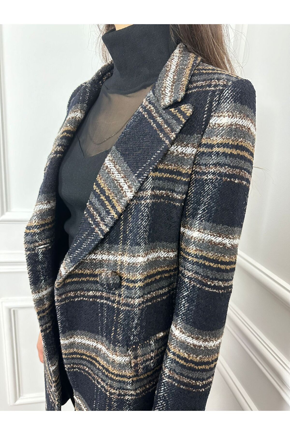 Beltane  Çizgili Uzun Kruvaze Yaka Siyah Palto - Görsel 4