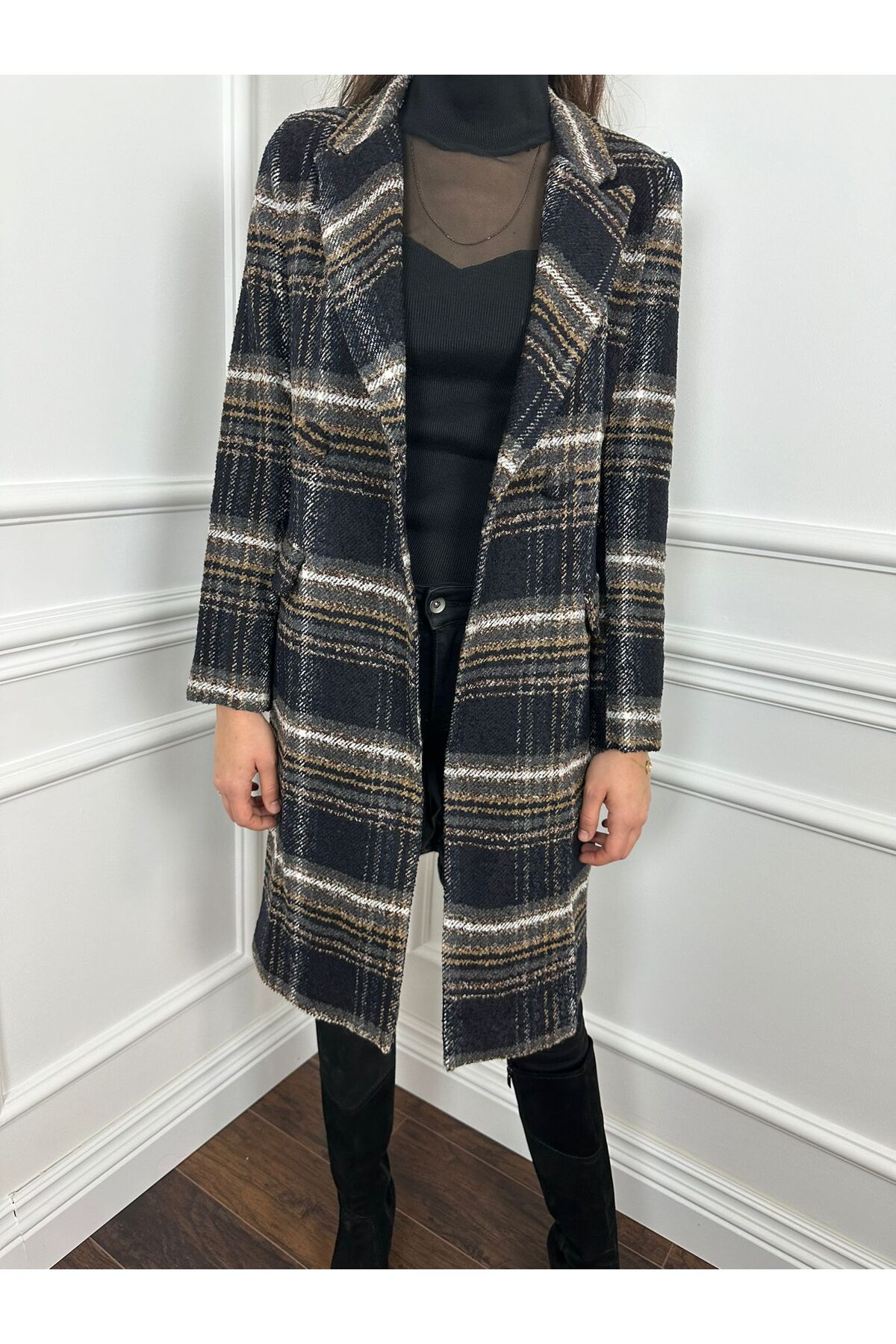 Beltane  Çizgili Uzun Kruvaze Yaka Siyah Palto - Görsel 5