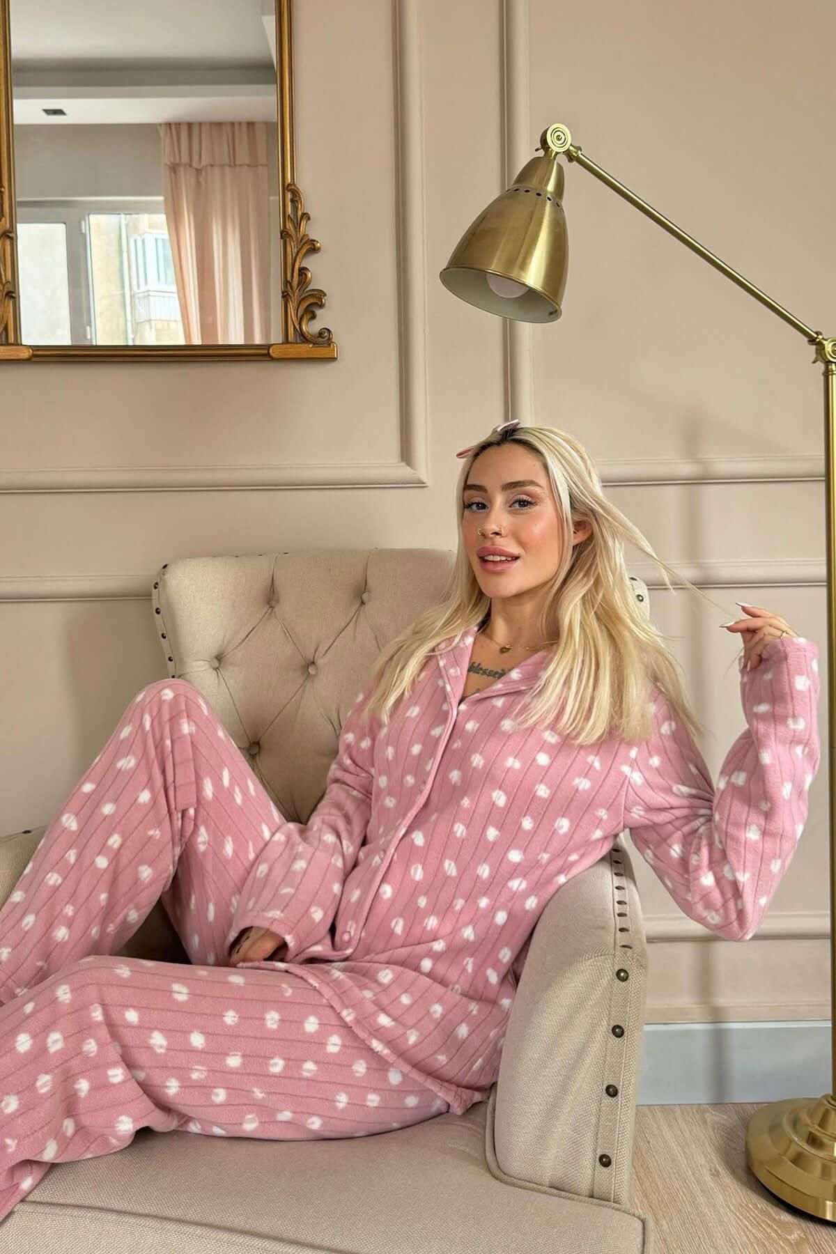 Pijamaevi-Комплект розова плюшена поларена пижама с шарени предни копчета Debesis 2