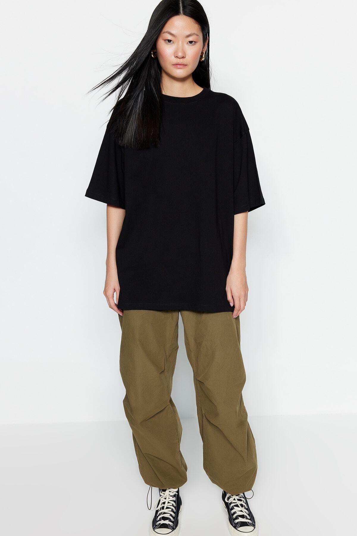Trendyol Collection-Schwarzes Premium-T-Shirt aus Baumwolle mit Rundhalsausschnitt in Übergröße TWOSS23TS00040 13