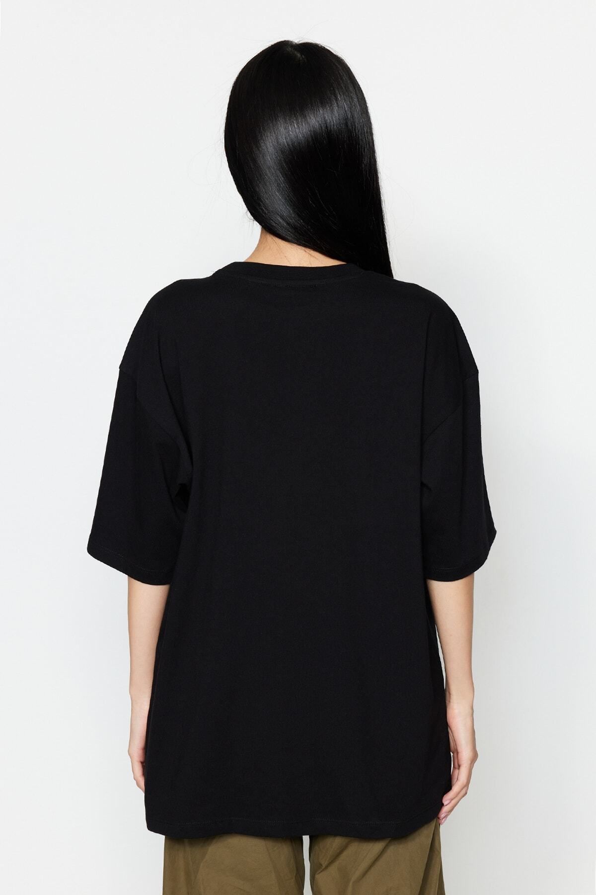 Trendyol Collection-Schwarzes Premium-T-Shirt aus Baumwolle mit Rundhalsausschnitt in Übergröße TWOSS23TS00040 18