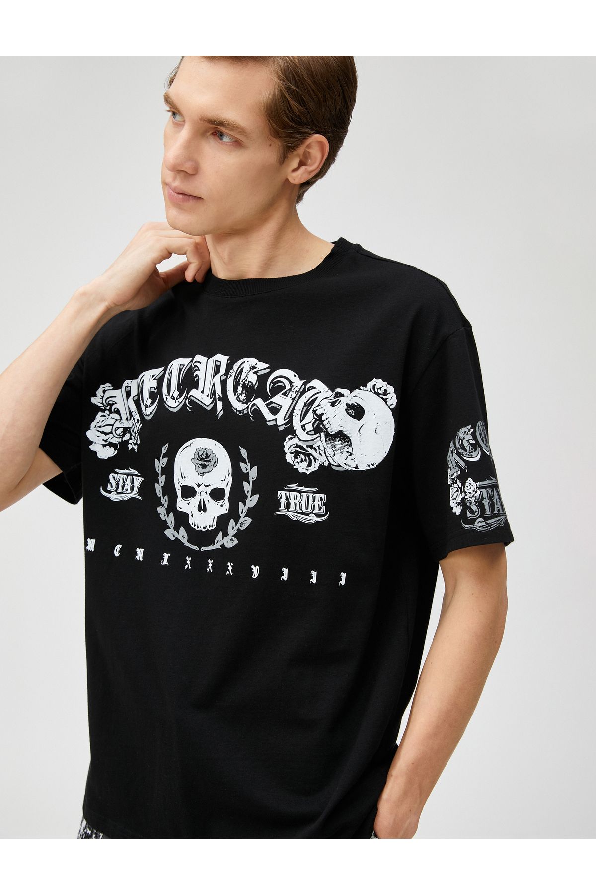 Koton Übergroßes T-Shirt mit Totenkopf-Aufdruck, Rundhalsausschnitt, kurze  Ärmel - Trendyol