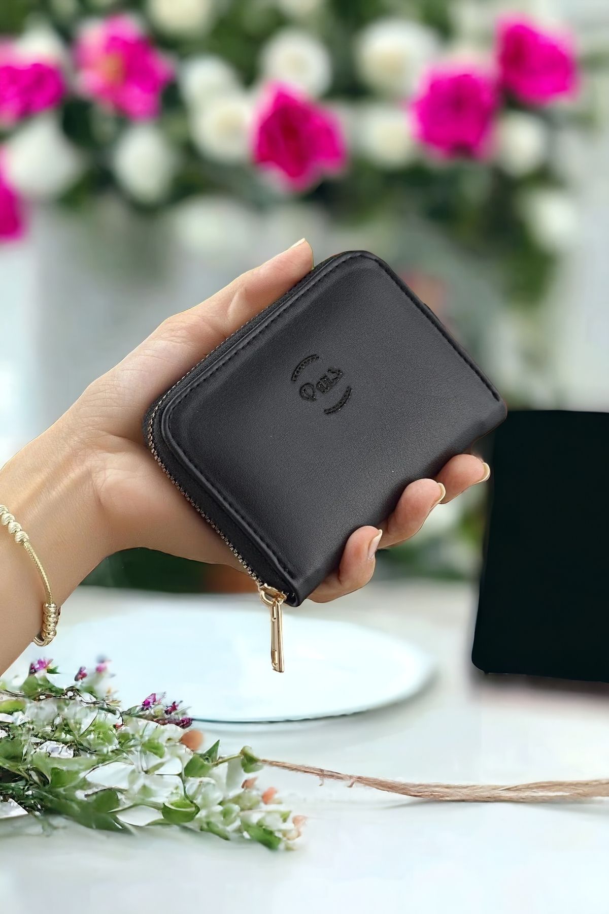 Plain black sales wallet womens