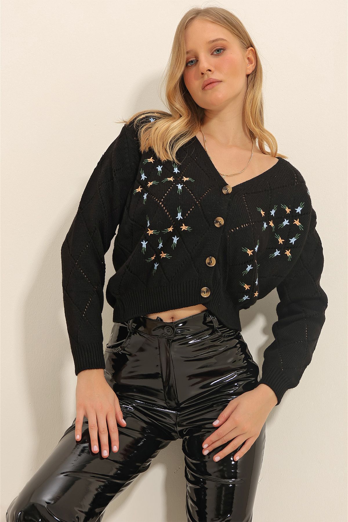 Trend Alaçatı Stili-Dámské černé diamantové vzorované květinové vyšívané pleteniny Cardigan ALC-X8993 2