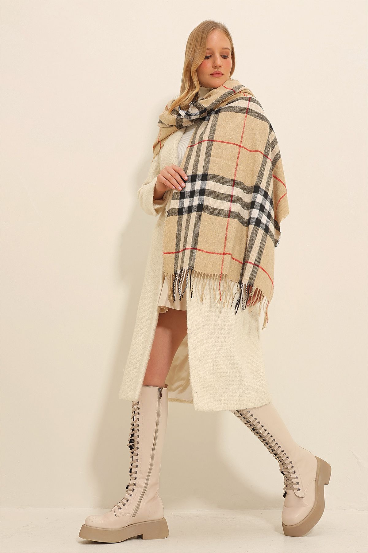 Trend Alaçatı Stili-Beigefarbener Schal mit Karomuster für Damen ALC-X11351 2