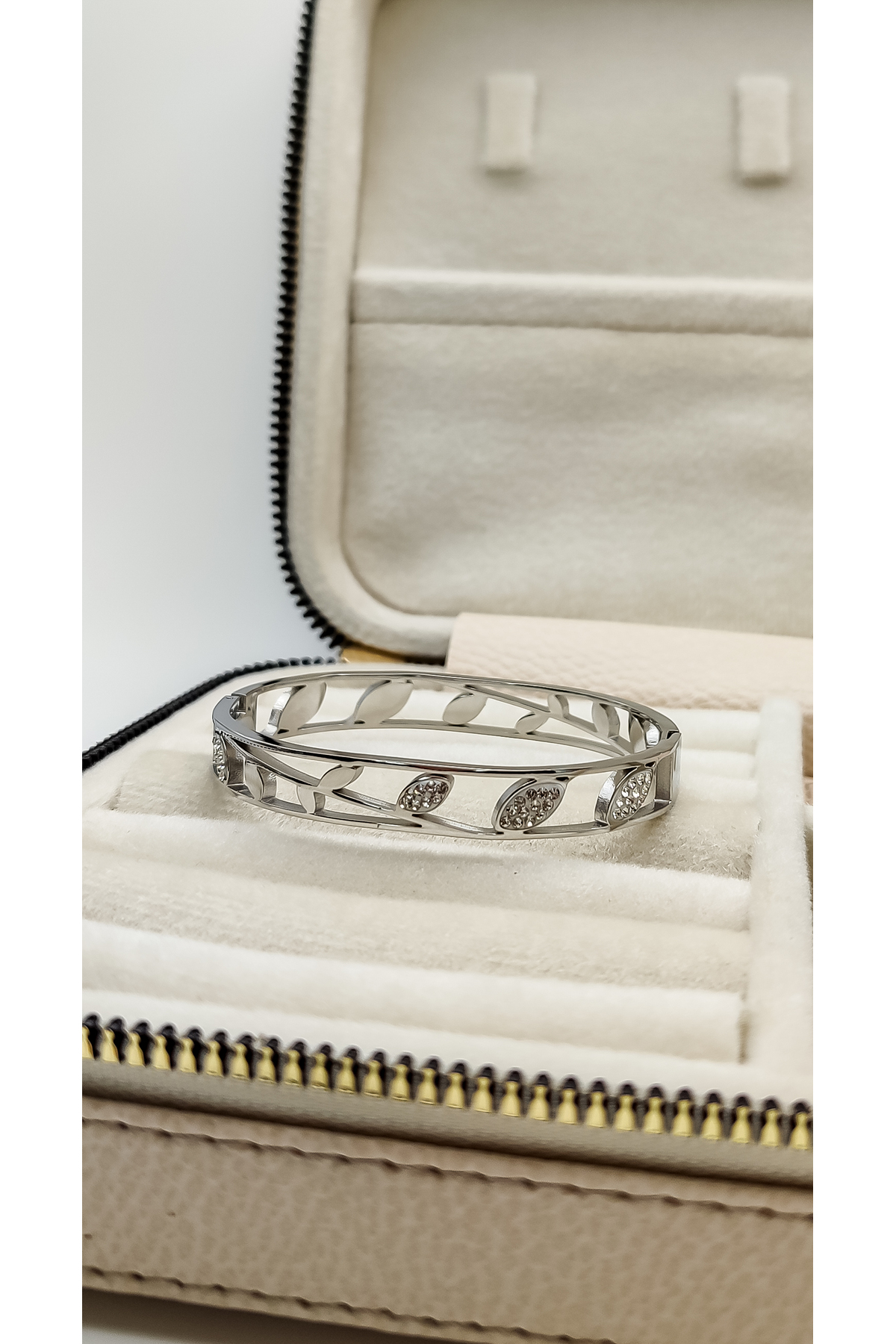 Zirkon Taşlı Yaprak Desenli Çelik Kelepçe Bileklik