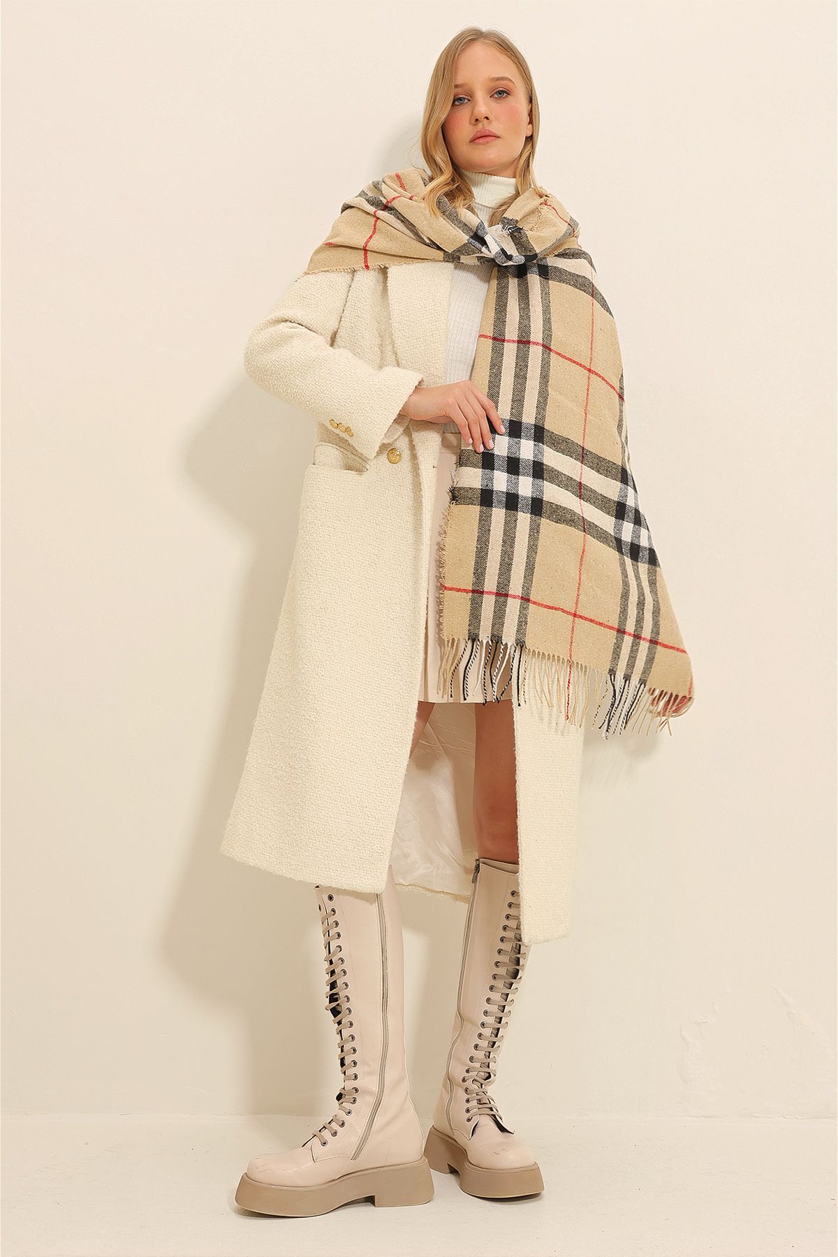 Trend Alaçatı Stili-Beigefarbener Schal mit Karomuster für Damen ALC-X11351 3