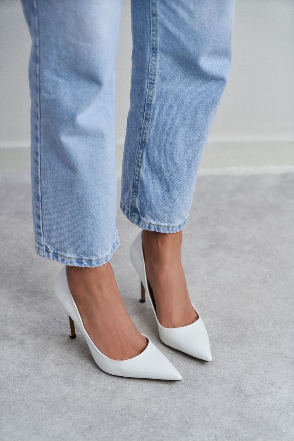 NİŞANTAŞI SHOES-Stiletto de damă cu vârf ascuțit din piele lăcuită cu model alb Demacia 3