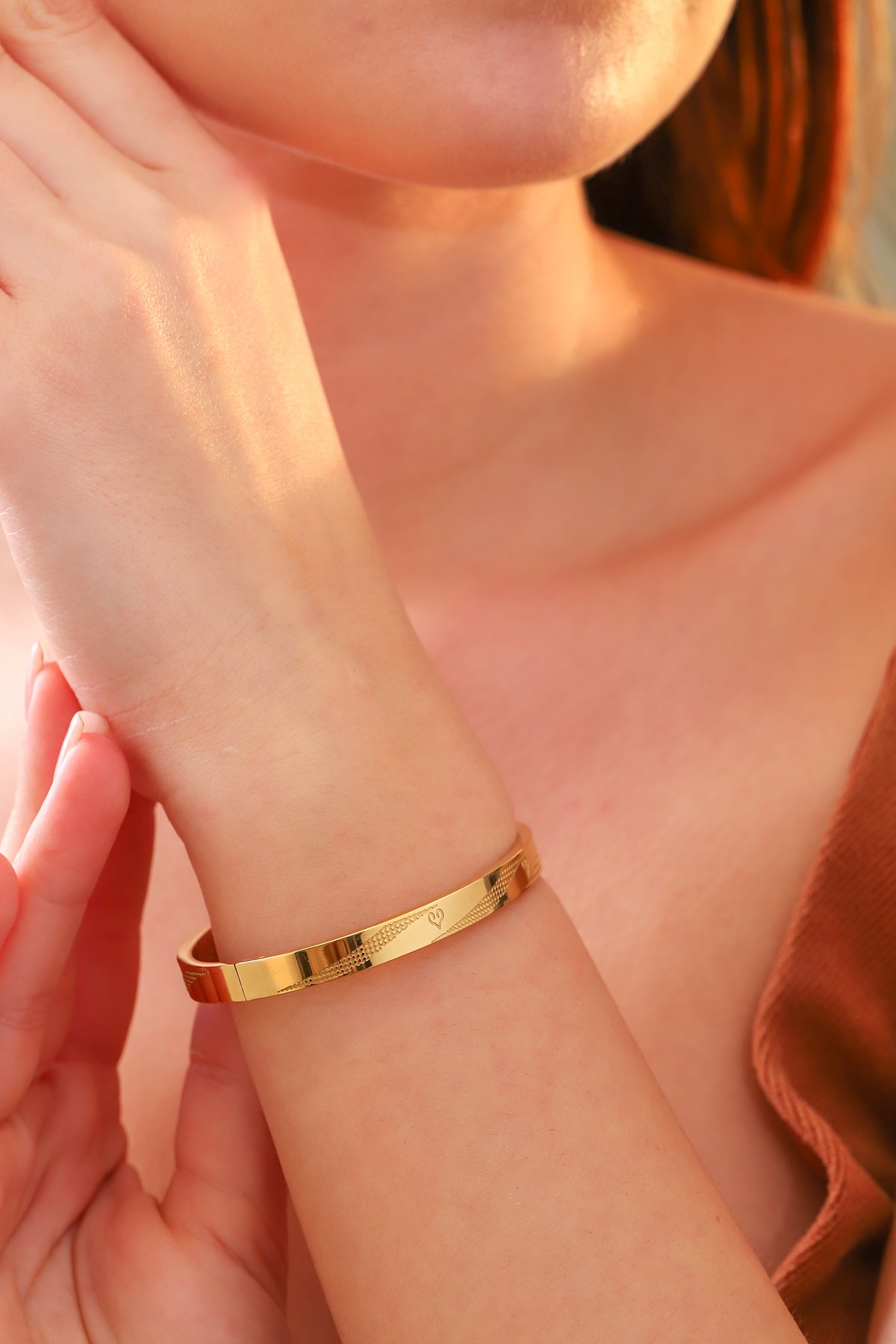 Gold Renk Sade Kalp Desenli Çelik Bileklik
