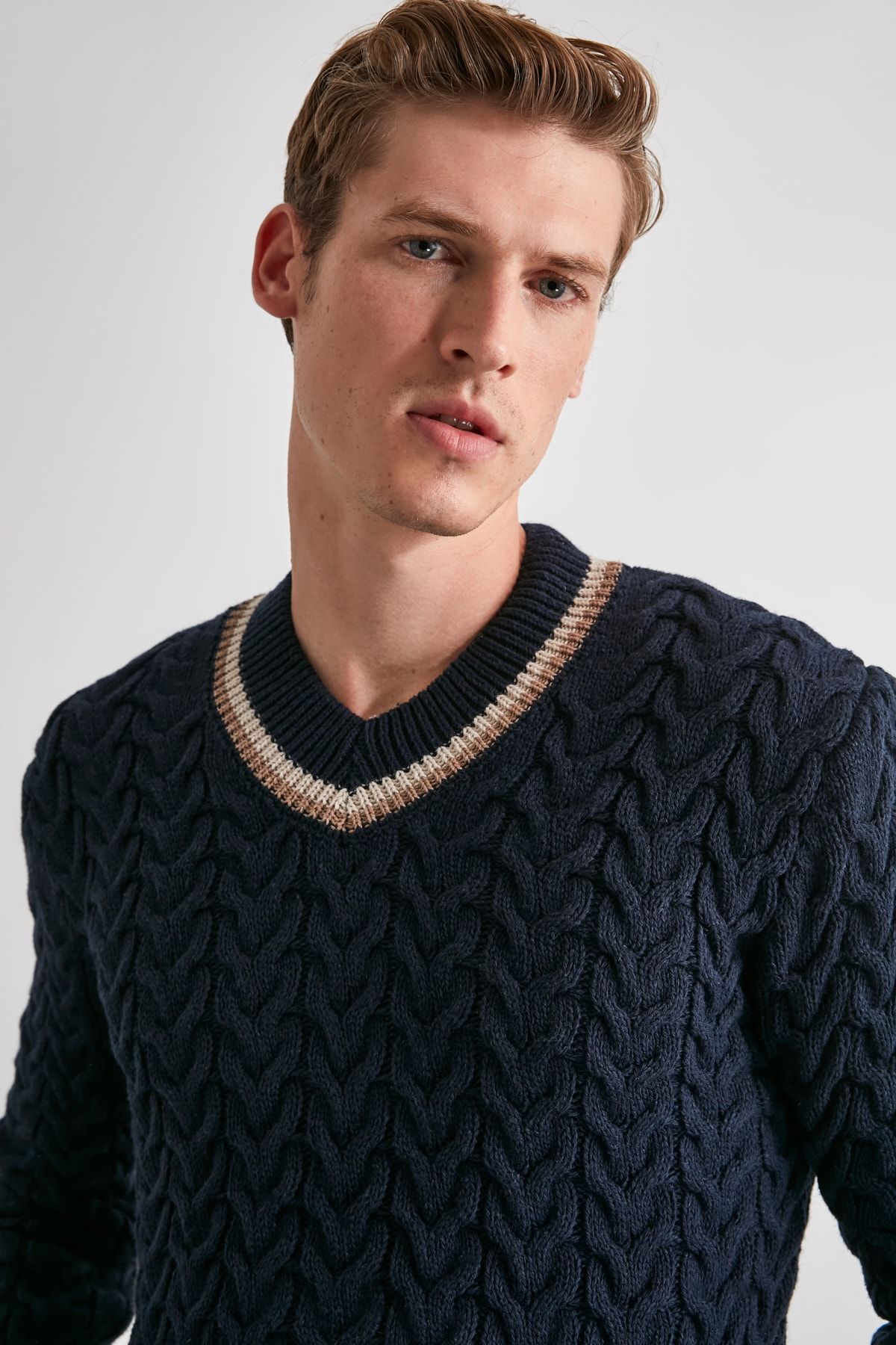 Trendyol Collection-Granatowy, dzianinowy sweter z dekoltem w kształcie litery V - TMNAW21KZ0403 4