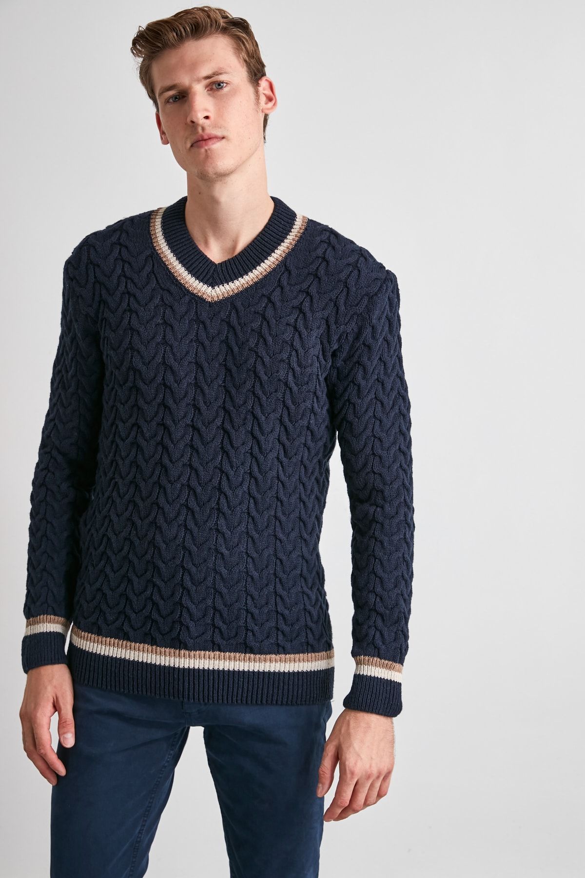 Trendyol Collection-Granatowy, dzianinowy sweter z dekoltem w kształcie litery V - TMNAW21KZ0403 3