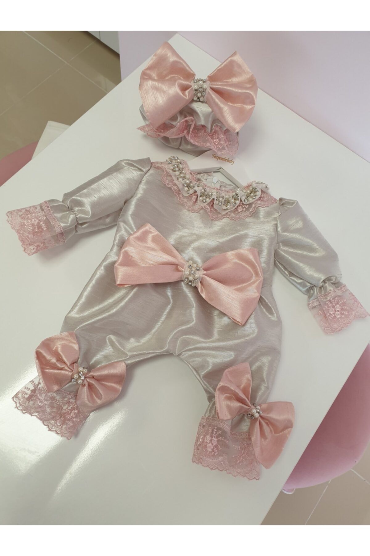 Tozpembebaby Kız Bebek Pembe Gri İpek Kumaş İncili Ve Taşlı Tulum